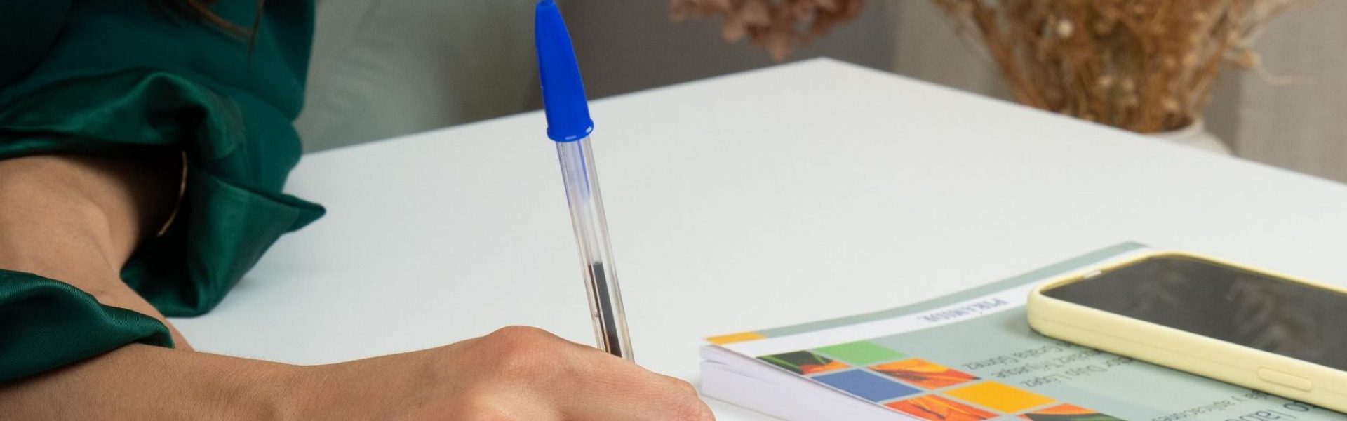 Maria Marne perito psicológa y autora de este artículo aparece firmando sobre su escritorio de trabajo